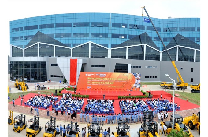 2015年 柳工全球研發(fā)中心暨國家土方機(jī)械工程技術(shù)研究中心落成，為柳工加快“五化”轉(zhuǎn)型升級奠定堅實(shí)基礎(chǔ)