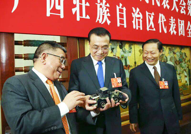 李克強(qiáng)出席第十三屆全國(guó)人大一次會(huì)議廣西代表團(tuán)分組討論 曾光安書記向李克強(qiáng)總理匯報(bào)工作