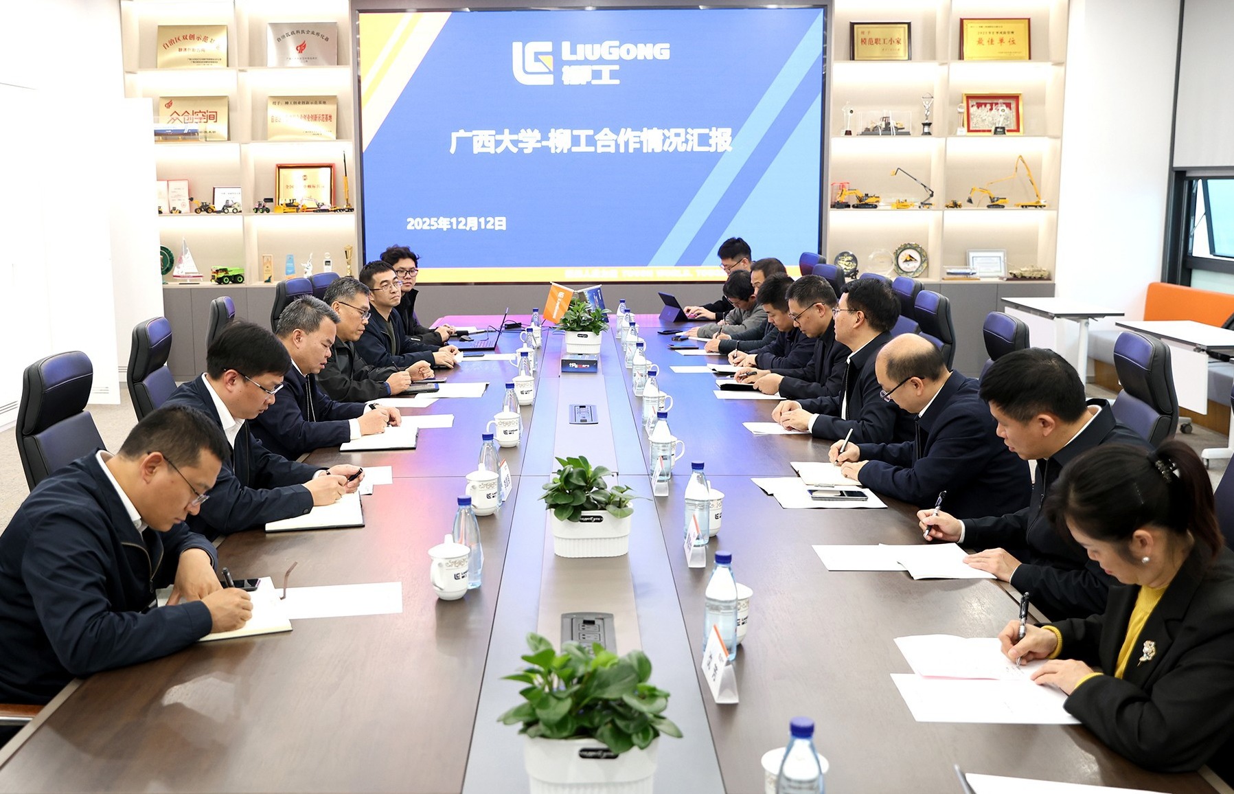 鄭津會見廣西大學黨委書記李國忠